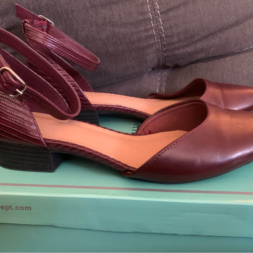 Size 8 Wide, flat ankle straps